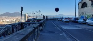 Foto del Corso Vittorio Emanuele con Città e Vesuvio dall'alto