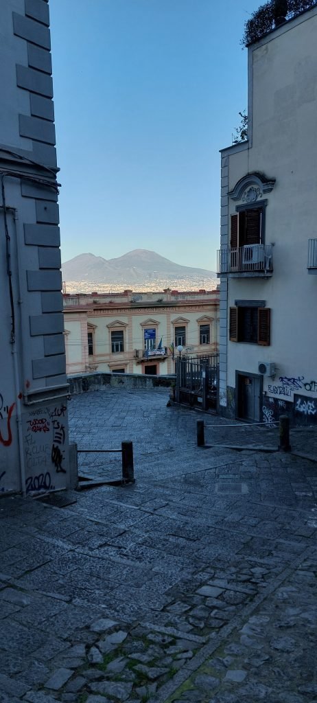 Scorcio vesuvio alla fine delle Scale della Pedamentina