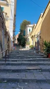 Vista su percorso su Salita del Petraio a Napoli
