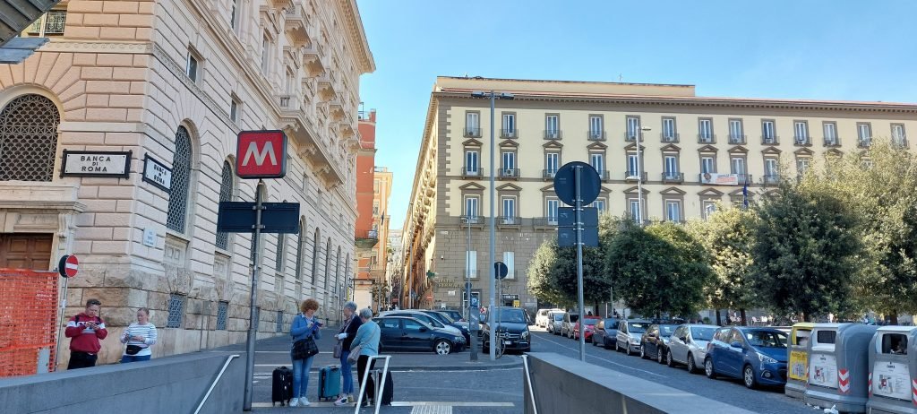 Vista su Piazza Municipio da Metropolitana Municipio a Napoli