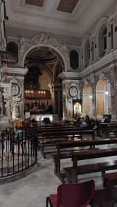 Navata e altare della Chiesa di Sant'Anna di Palazzo nei Quartieri Spagnoli