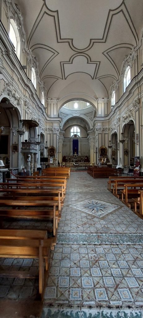 Dettaglio della Navata centrale della Chiesa di Santa Maria della Mercede nei Quartieri Spagnoli