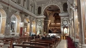 Sagrestia e navata centrale della Chiesa di Sant'Anna di Palazzo nei Quartieri Spagnoli