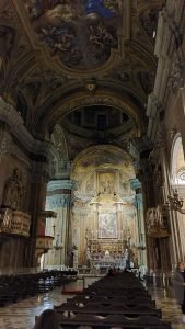 Soffitta e altare della Chiesa di San Ferdinando nei pressi dei Quartieri Spagnoli di Napoli