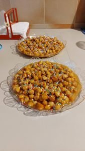 Struffoli napoletani da mangiare nei Quartieri Spagnoli a Napoli