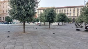 Foto panoramica di Piazza Municipio con vista su Palazzo San Giacomo a Napoli