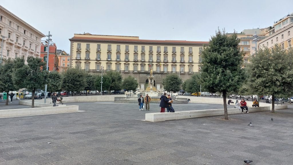 Dettaglio orizzontale del Palazzo San Giacomo in Piazza Municipio a Napoli