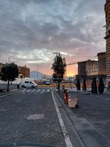 Vista Castel Nuovo da Piazza Municipio a Napoli